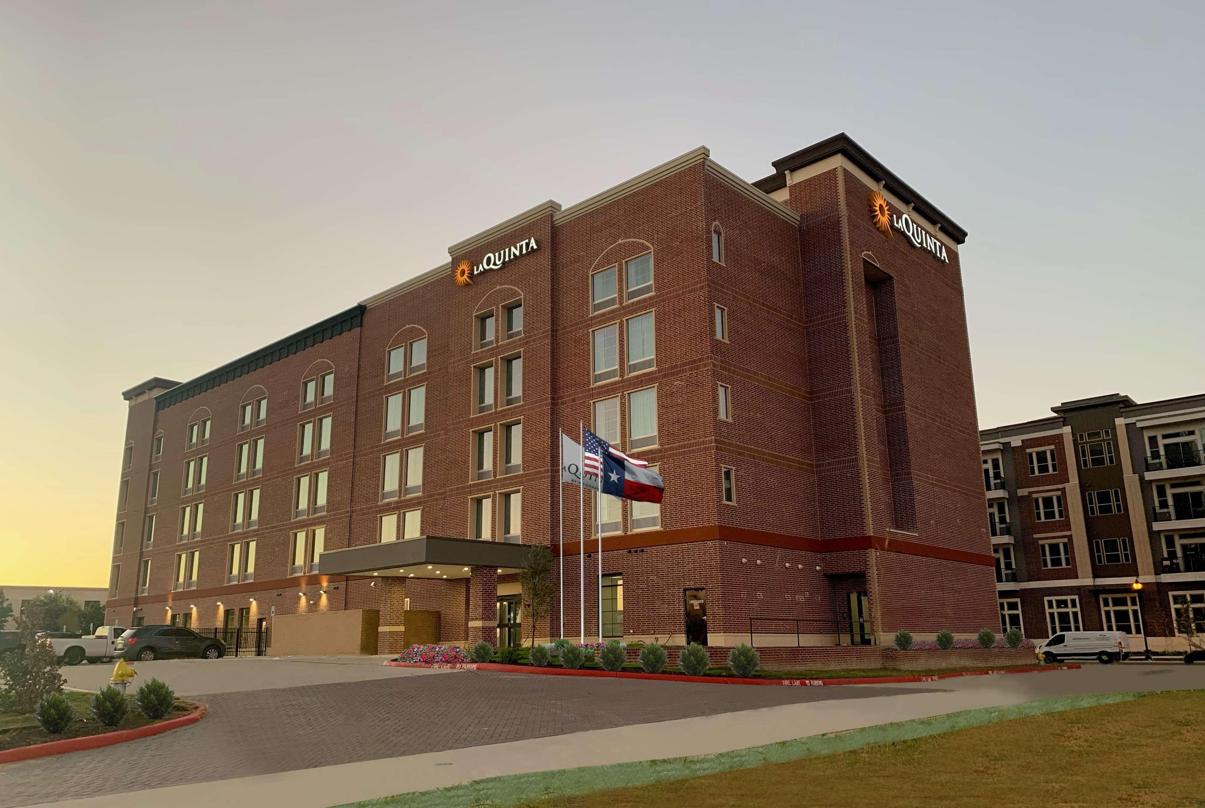 La Quinta Inn & Suites By Wyndham Dallas - Frisco Stadium Ngoại thất bức ảnh