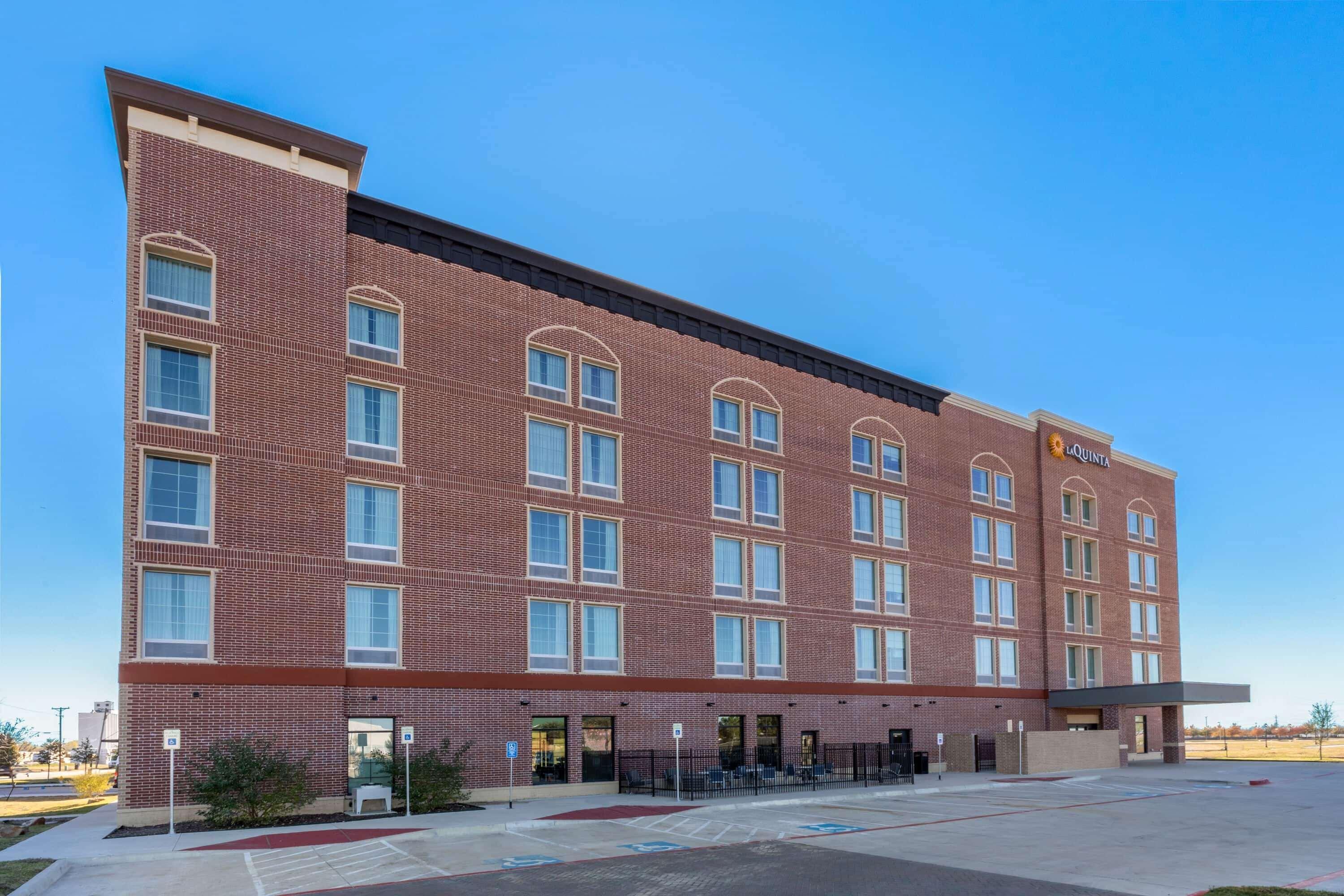 La Quinta Inn & Suites By Wyndham Dallas - Frisco Stadium Ngoại thất bức ảnh