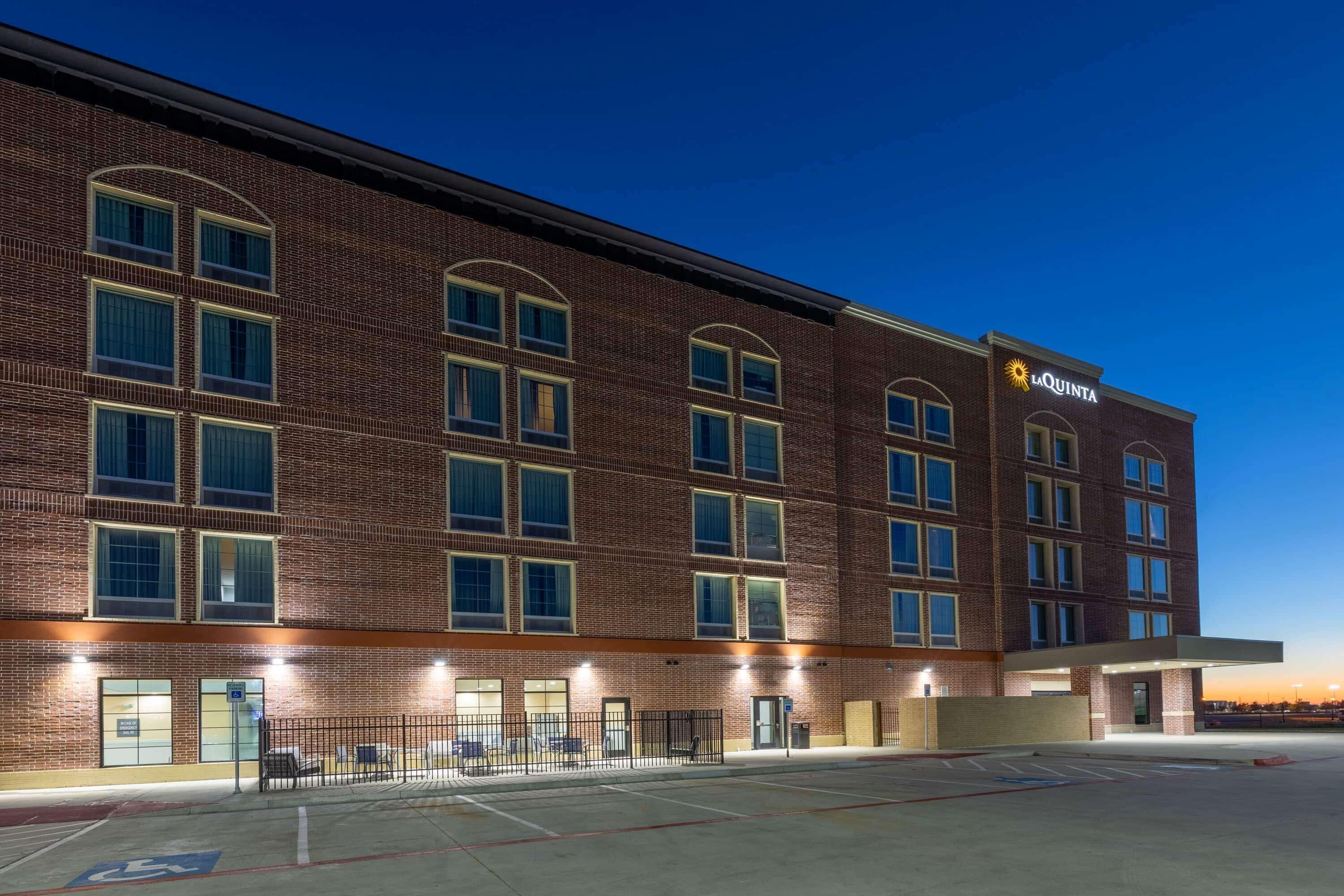 La Quinta Inn & Suites By Wyndham Dallas - Frisco Stadium Ngoại thất bức ảnh