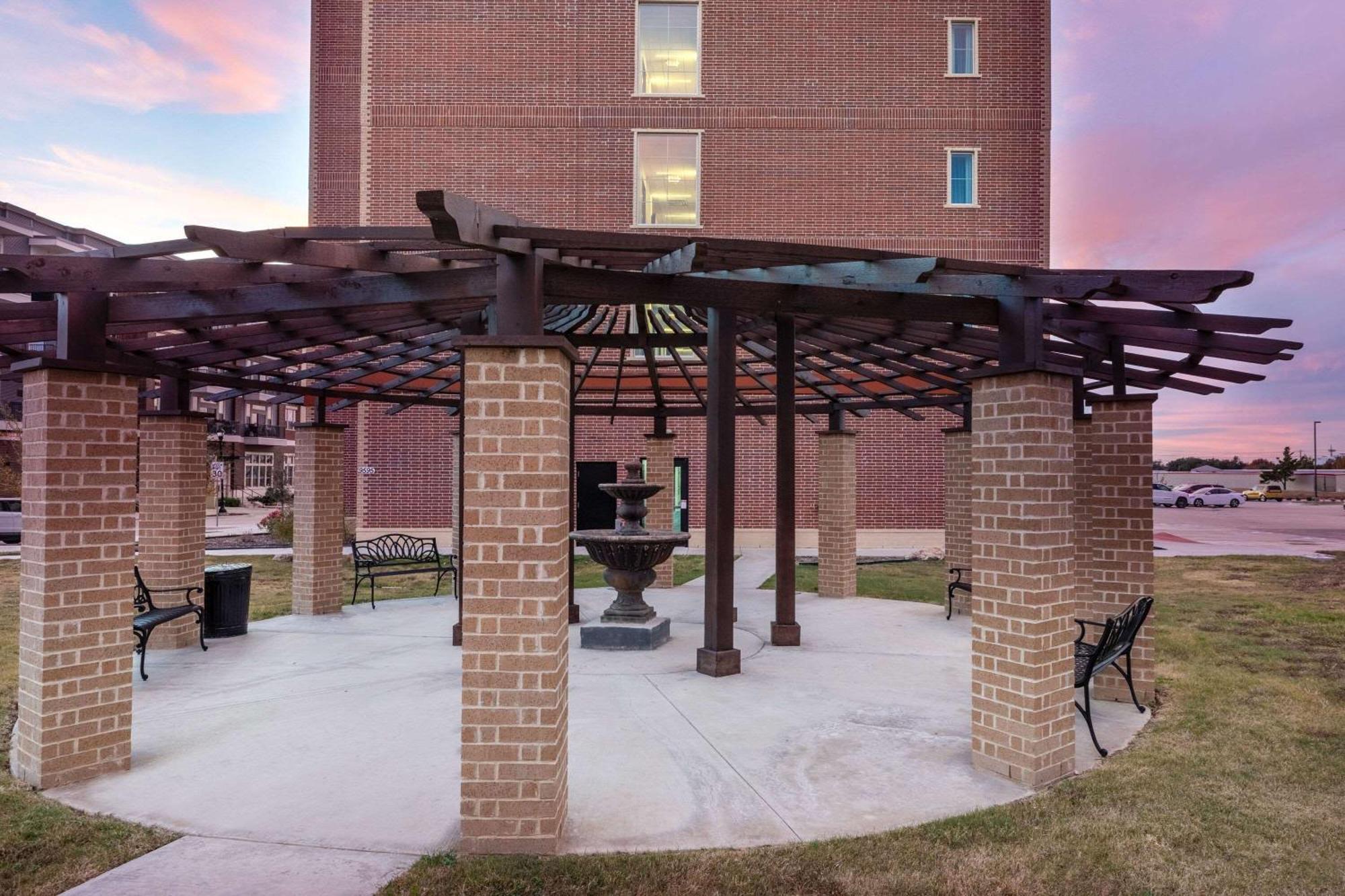 La Quinta Inn & Suites By Wyndham Dallas - Frisco Stadium Ngoại thất bức ảnh